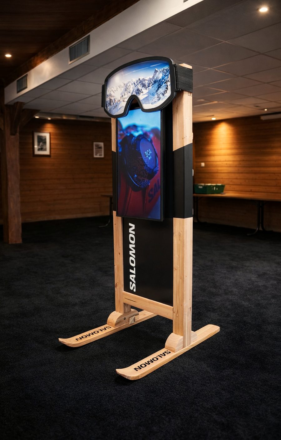 Kakémono digital Salomon en bois massif, piétement en skis