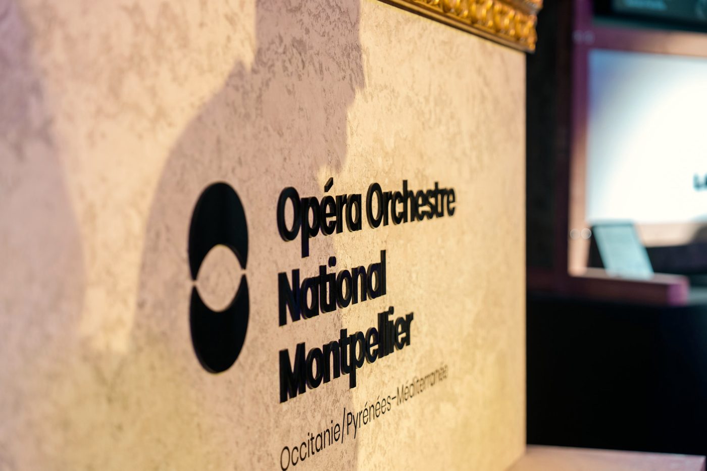 Logo de l’Opéra Orchestre National Montpellier en relief sur un socle façon marbre